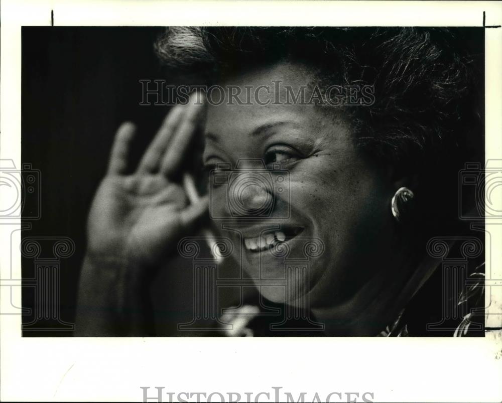 1990 Press Photo Mary McElretn, Collinwood story - cva33290 - Historic Images