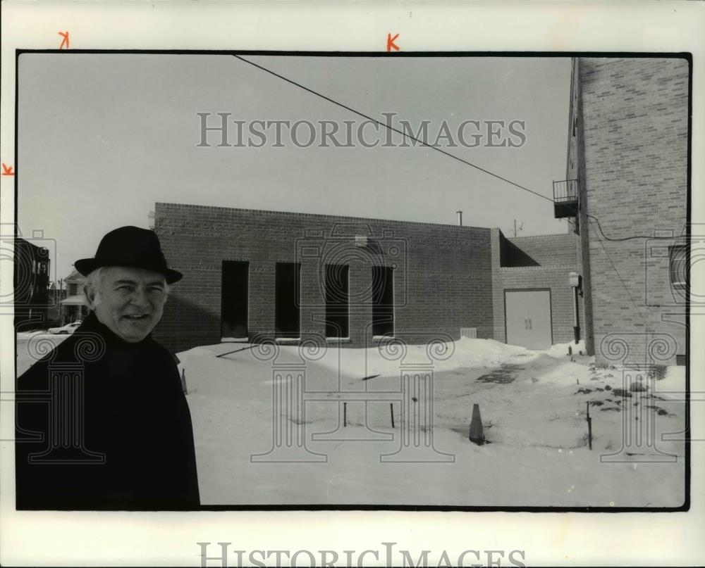1977 Press Photo The Rev. Daniel R. McBride stands outside St. Aquinas Church - Historic Images