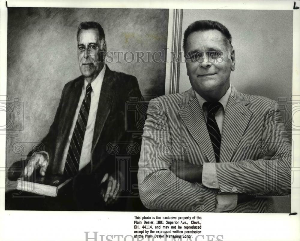 1988 Press Photo Rowland McKinley, retiring school head poses next to a portrait - Historic Images