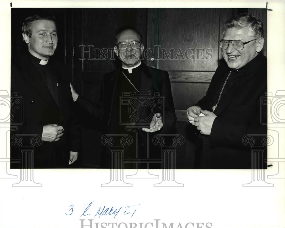 1991 Press Photo Bishop Robert Moskal poses with the Catholic Priests - Historic Images