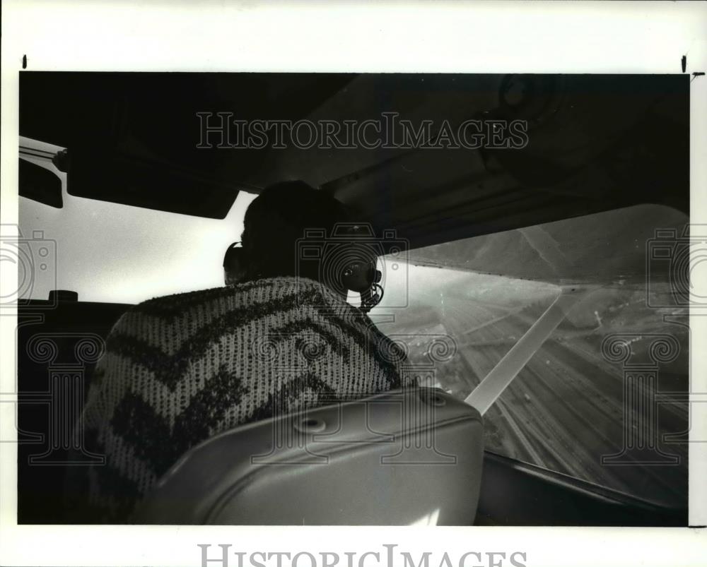 1989 Press Photo WMJI-FM reporter David Moss checks rush hour traffic - Historic Images