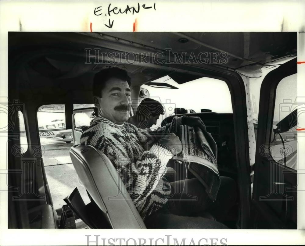 1989 Press Photo WMJI-FM traffic reporter David Moss prepares to take off - Historic Images