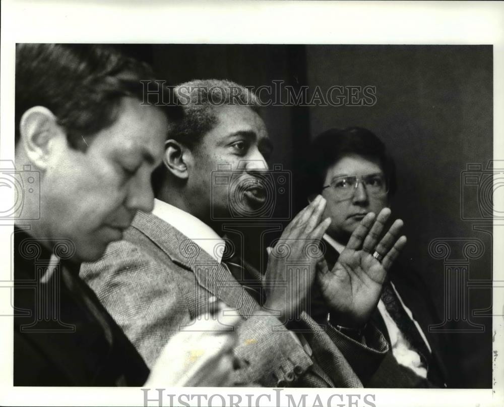 1989 Press Photo Father Joseph Kraker &amp; Rev. Chalker listen to Rev. Otis Moss - Historic Images