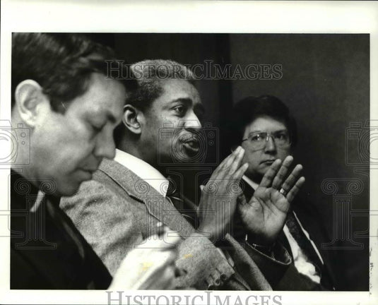 1989 Press Photo Father Joseph Kraker & Rev. Chalker listen to Rev. Otis Moss - Historic Images
