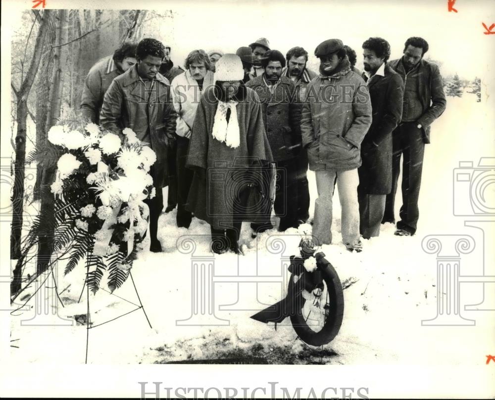 1981 Press Photo Fannie Lewis give eulogy to Thomas Moss at Evergreen Cemetery - Historic Images