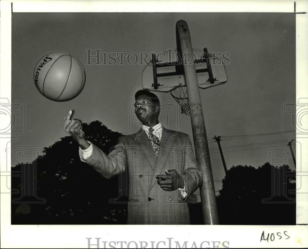 1991 Press Photo Wayne Moss, Cleveland Recreation Commissioner on the courts - Historic Images
