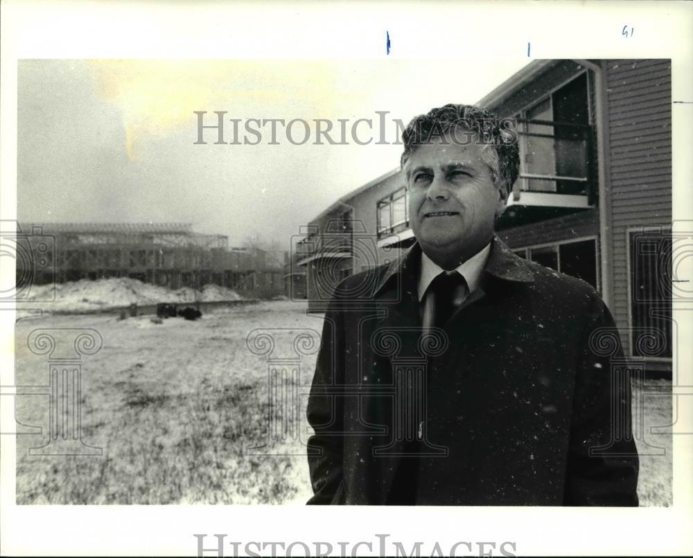 1990 Press Photo Harborview Condos with Lynn Mottice - cva33317 - Historic Images