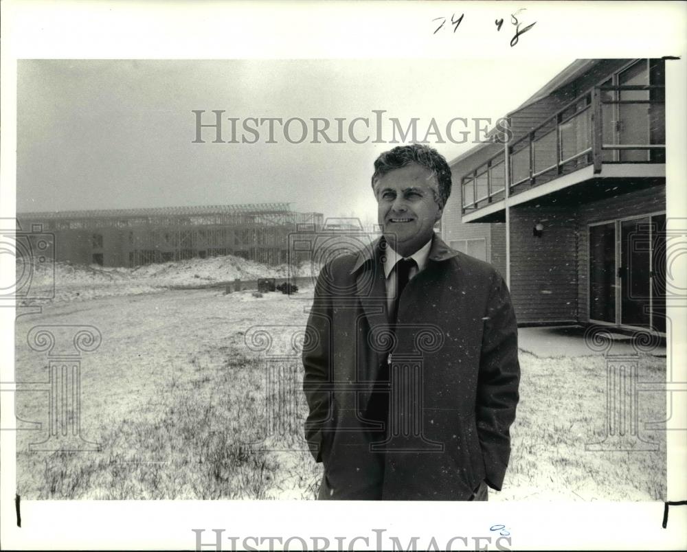 1990 Press Photo Harborview Condos with Lynn G. Mottice - cva33318 - Historic Images