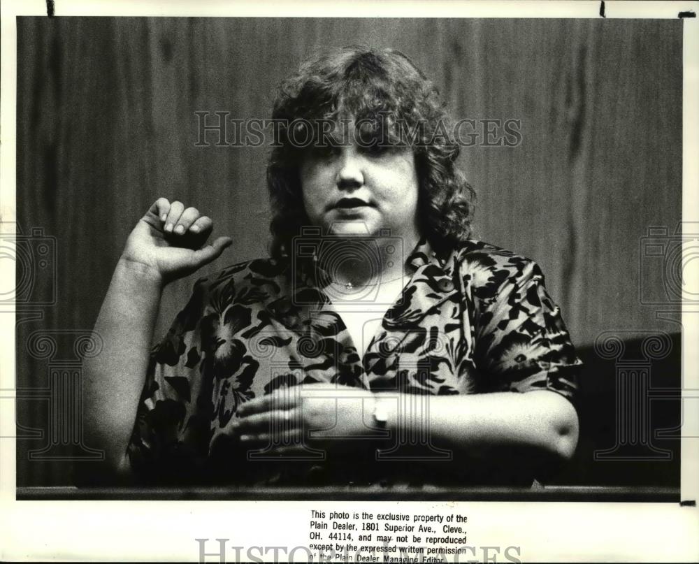 1988 Press Photo RTA office clerk Rose Moviel testifies at RTA trial - cva33322 - Historic Images