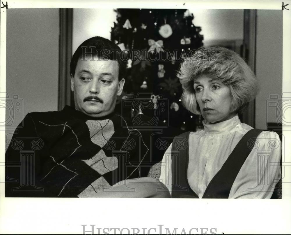 1986 Press Photo Geri and David Muck in living room of their Bath Township home - Historic Images