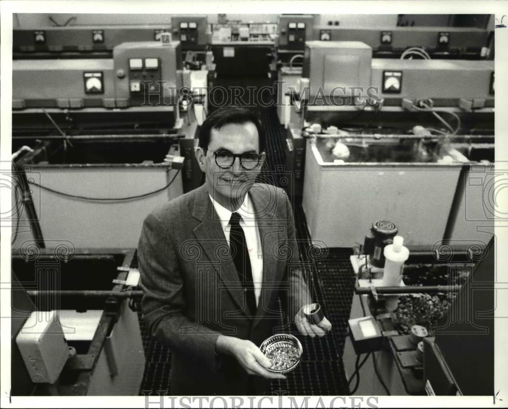 1986 Press Photo Kaiser Chemicals Pres. Howard Nelson shows new plating process - Historic Images