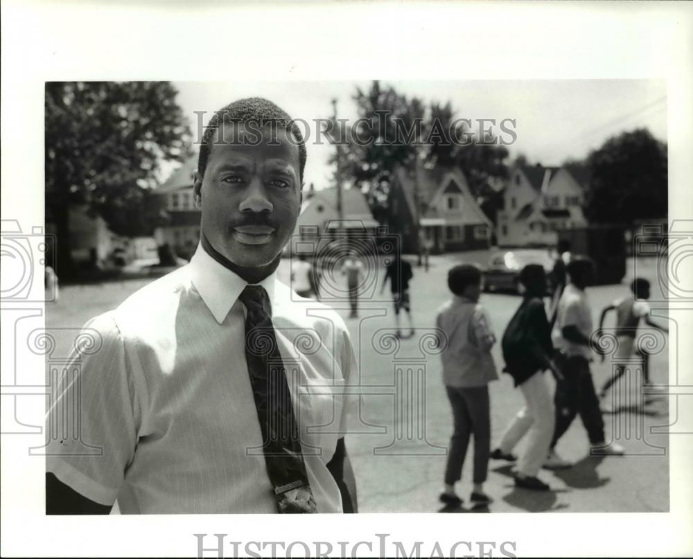 1989 Press Photo Teacher Eric Nelson at William Rainey Harper School - cva33333 - Historic Images