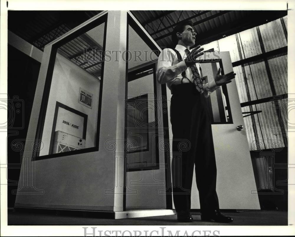 1991 Press Photo Tim Nelson and the isolation unit made by Component Systems - Historic Images