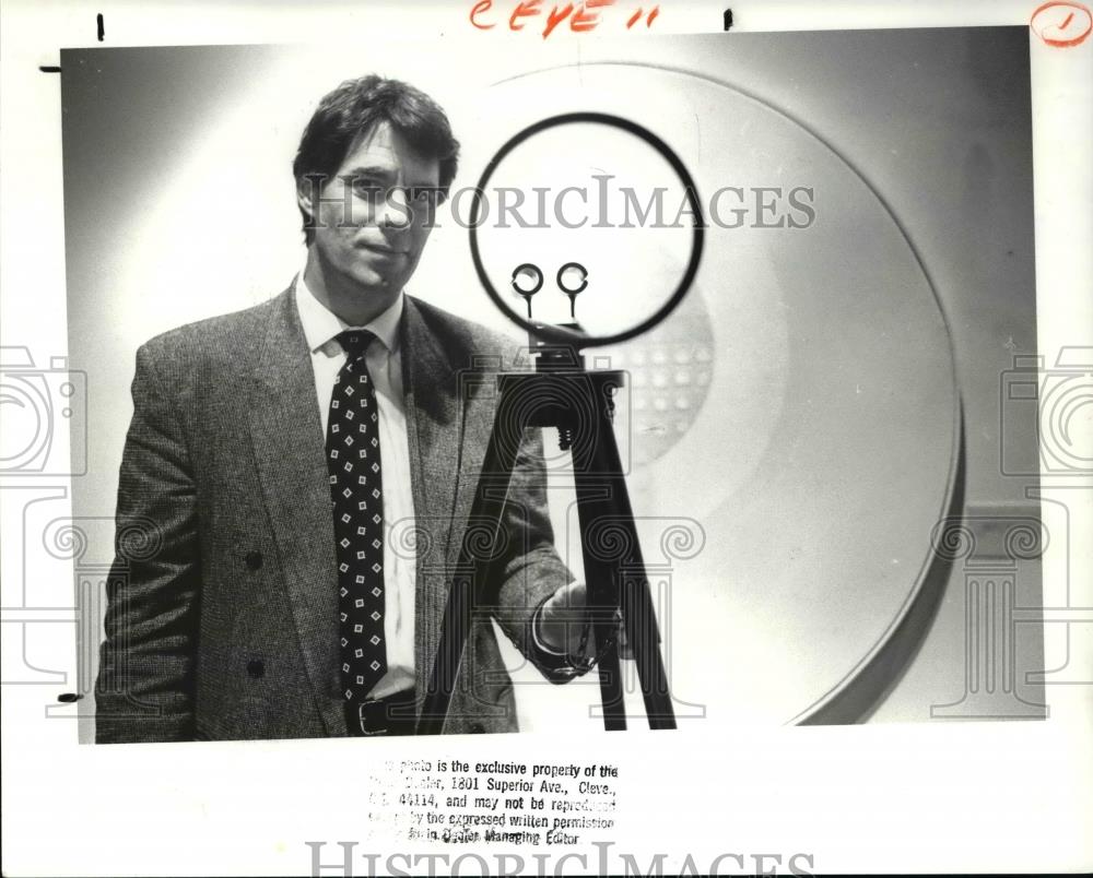 1989 Press Photo Scott Nelson &amp; ART of Eye art works, CI Health education museum - Historic Images