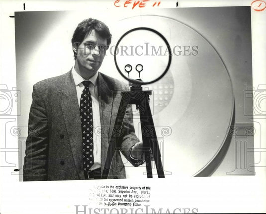 1989 Press Photo Scott Nelson & ART of Eye art works, CI Health education museum - Historic Images