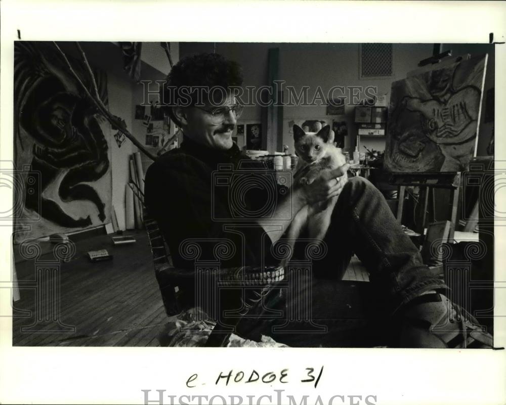1990 Press Photo Tim Nero and his cat, Blue in his studio apt in Hodge school - Historic Images