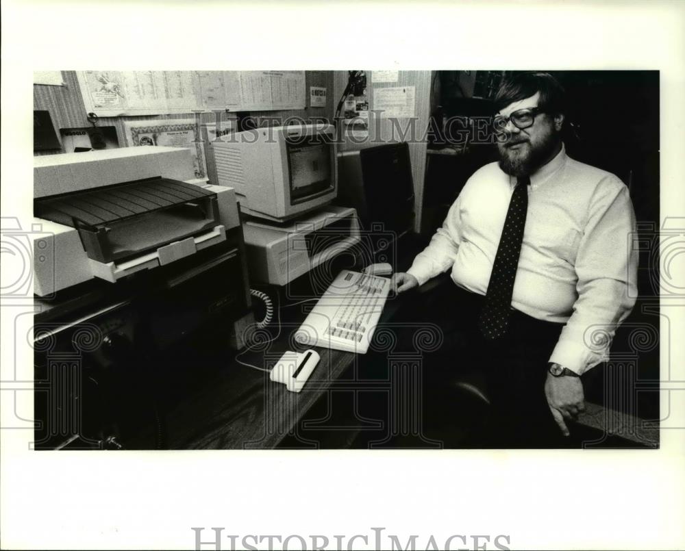 1989 Press Photo Jim Nestor in his basement computer area - cva33353 - Historic Images