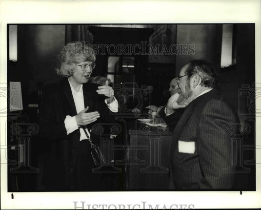 1991 Press Photo Victoria Neufeldt,Webster's editor-in-chief with David Guralnik - Historic Images