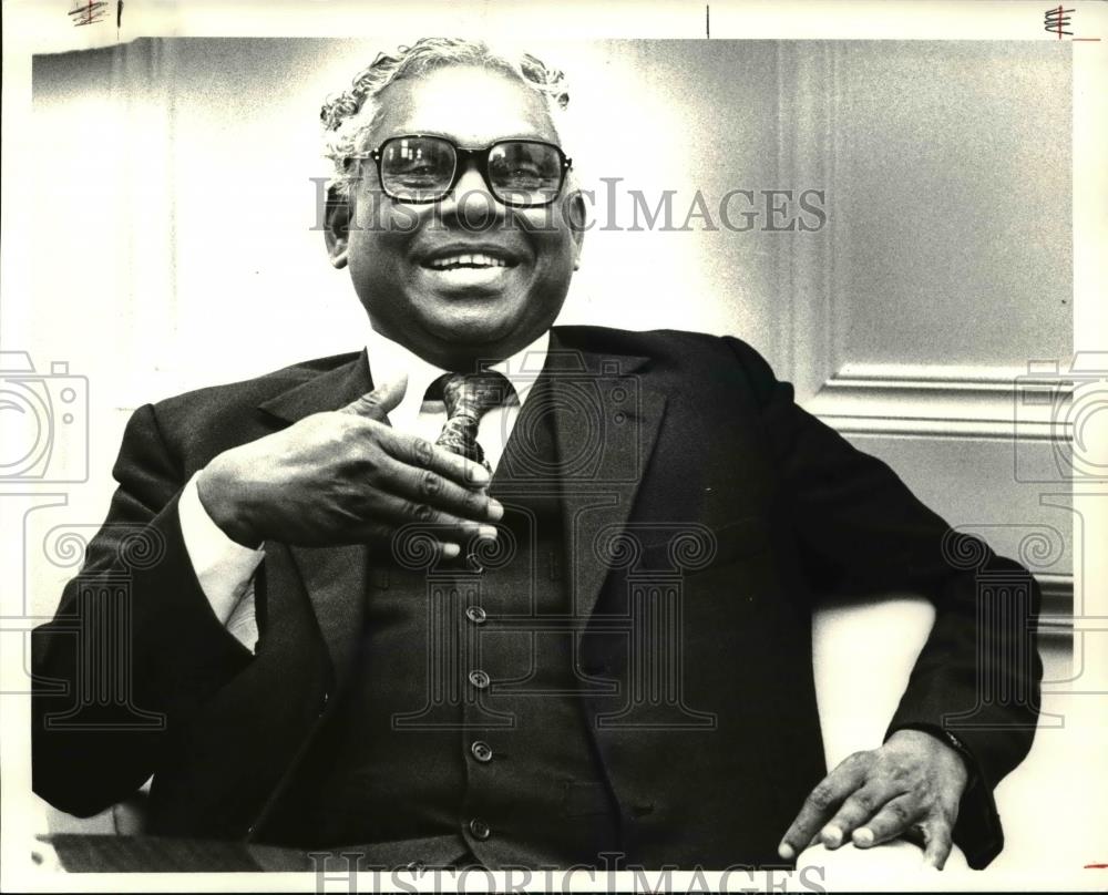 1981 Press Photo Indian Ambassador K.R. Narayanan interviewed at Union Club - Historic Images