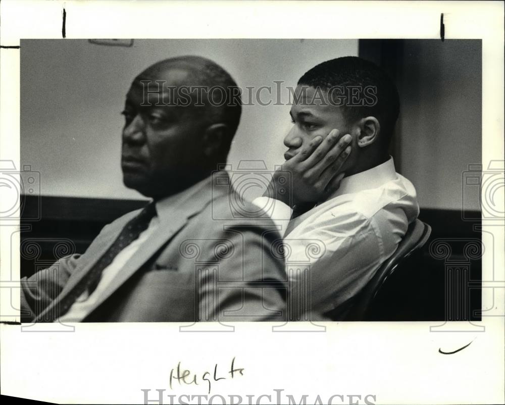 1990 Press Photo Myron Newsom, defendant and his lawyer listen during hearing - Historic Images