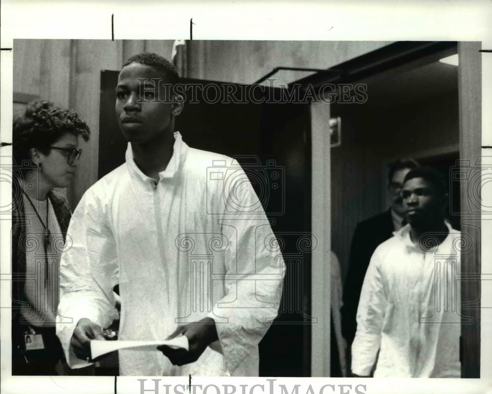 1990 Press Photo Myron Newsom and Antonio Banks, defendants enter the court room - Historic Images