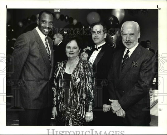 1991 Press Photo Ozzie Newsome poses with guests at the Night of Magic Benefit - Historic Images