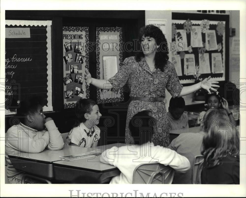 1990 Press Photo Chris Nickersen explains Christmas traditions to students - Historic Images