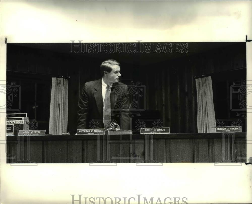 1987 Press Photo Frederick W Nichols, lone councilman at Orange council meeting - Historic Images