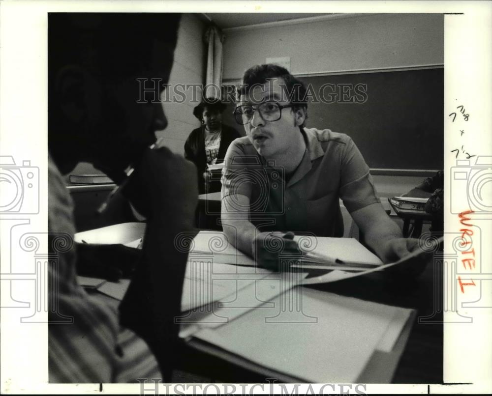 1991 Press Photo Teacher John Nichols works with student Ricardo Washington - Historic Images