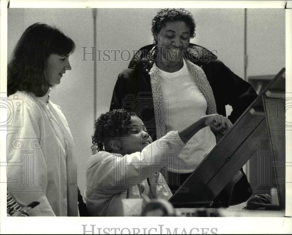 1990 Press Photo Kimberly McDonald gang fight victim with her mother &amp; therapist - Historic Images