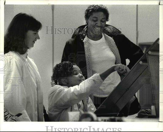 1990 Press Photo Kimberly McDonald gang fight victim with her mother & therapist - Historic Images