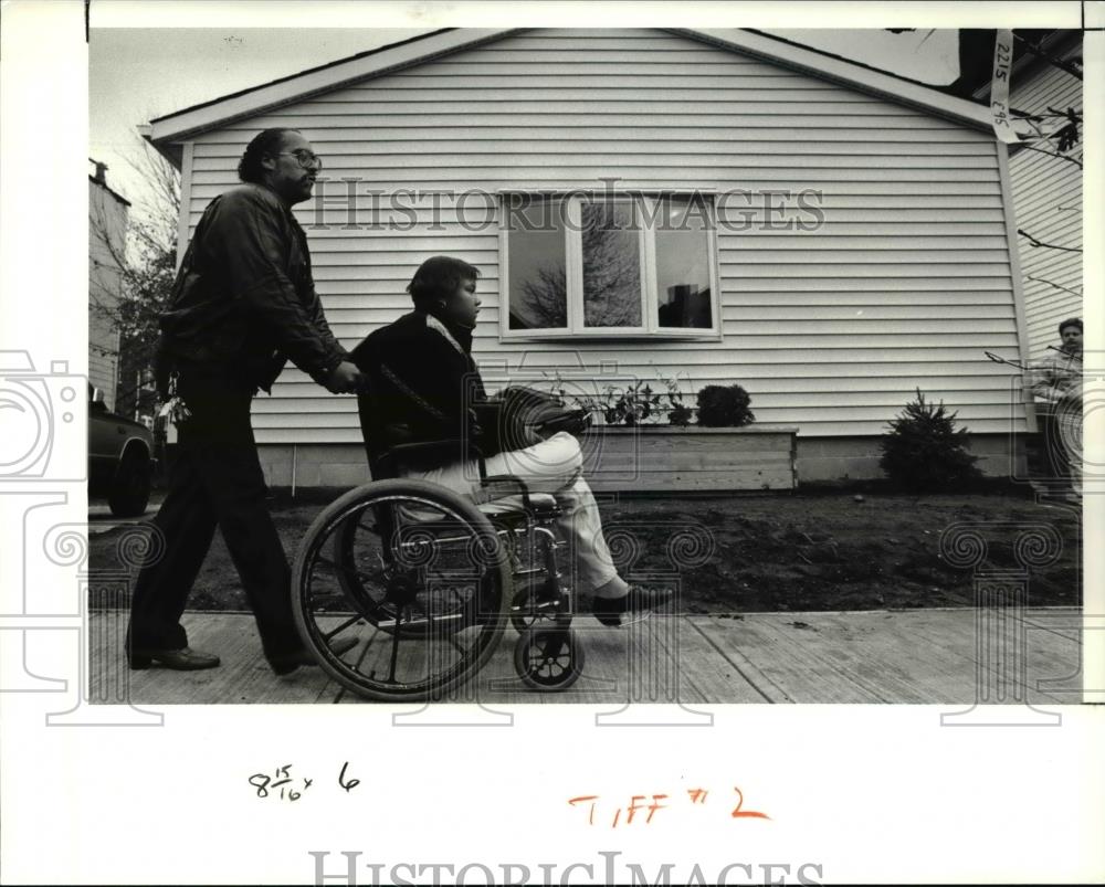 1991 Press Photo Rocky Williams wheels Tiffanie Nichols into her new home - Historic Images