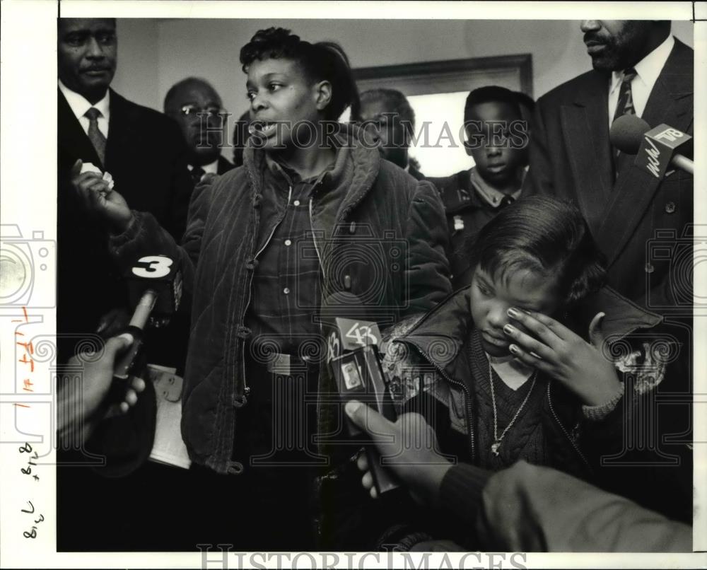 1991 Press Photo Phyllis Jones apologizes to Tiffanie Nichols for her son - Historic Images