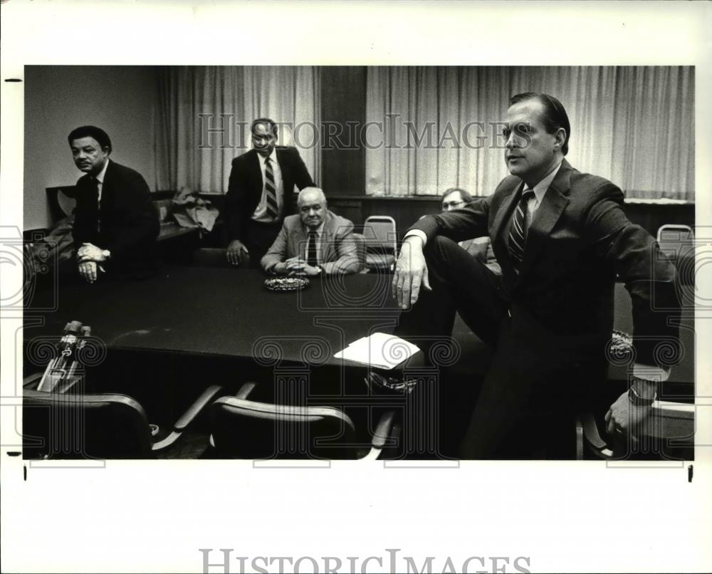 1988 Press Photo Harry Nicholson speaks as the A.I.A. committee listens - Historic Images