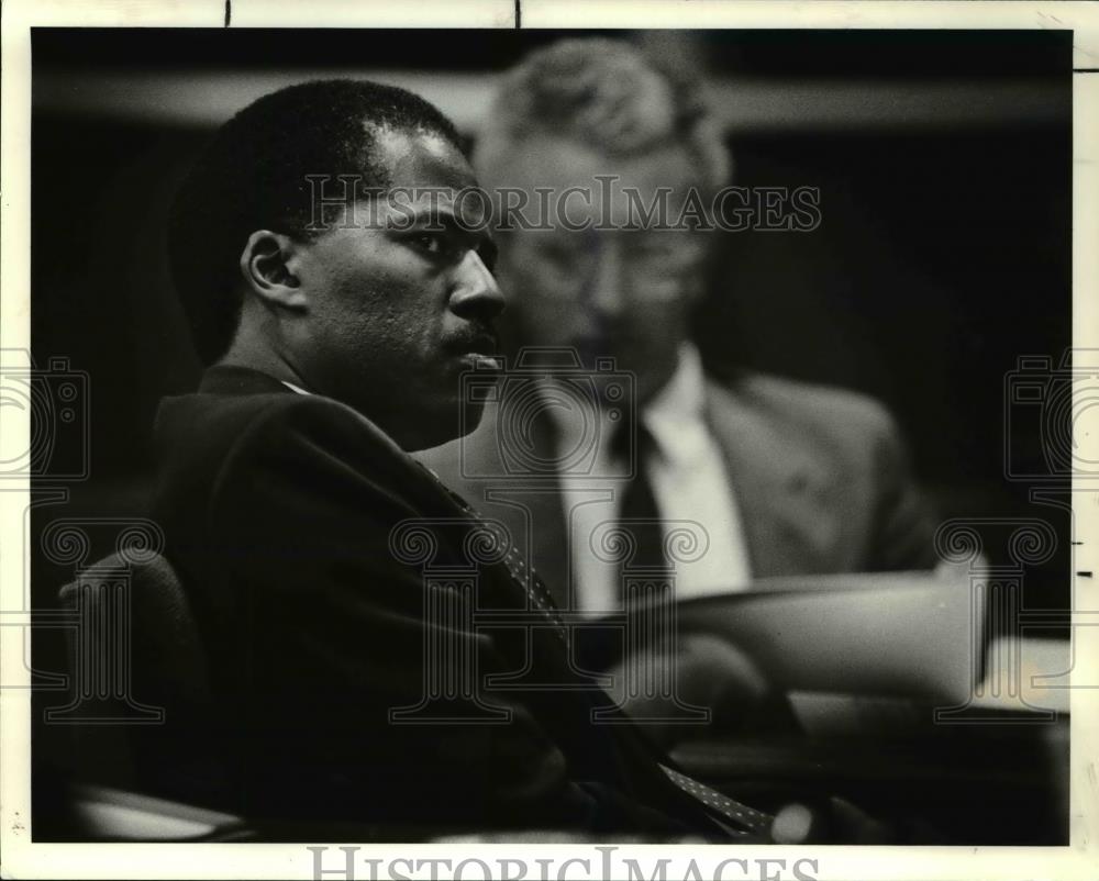 1990 Press Photo Herman Noland observes during his trial in Lorain Courthouse - Historic Images