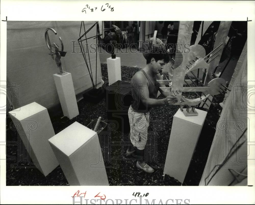 1991 Press Photo Bruce Alexander Niem prepares his sculptures for the Festival - Historic Images