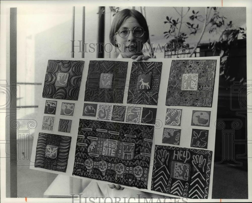 1977 Press Photo Beth Nilges with intagilo prints for Hallinan Newman Collection - Historic Images