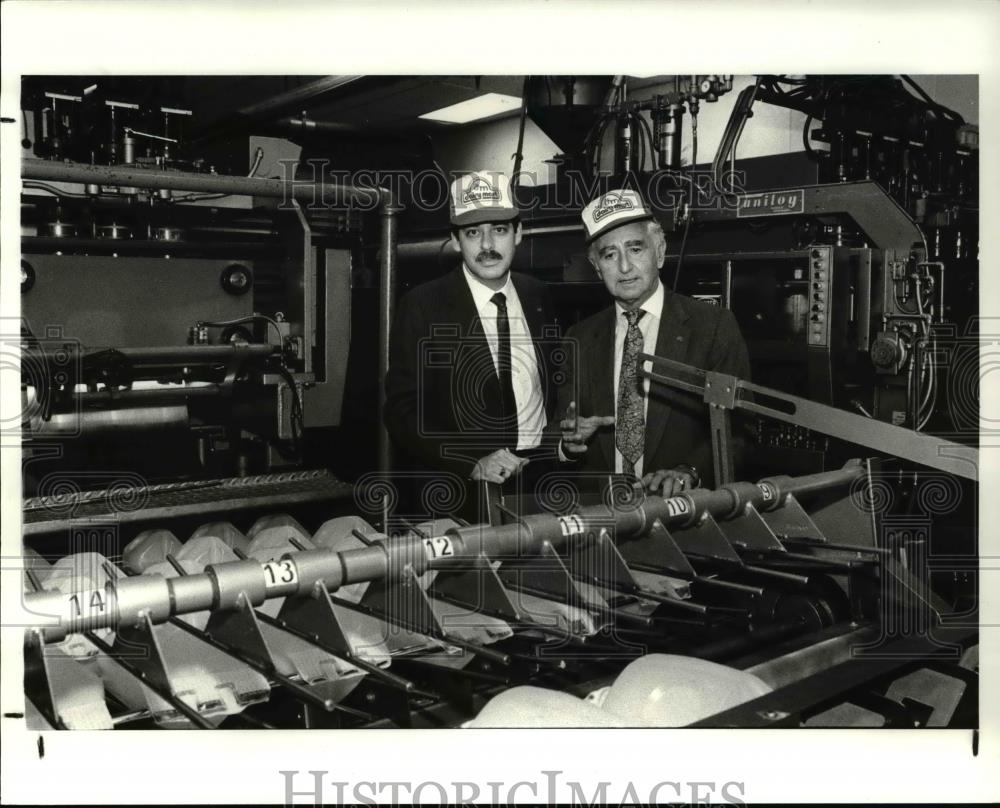 1987 Press Photo SJ Montgomery &amp; Charles Nirenberg at Dairy Mart Midwest Div. - Historic Images