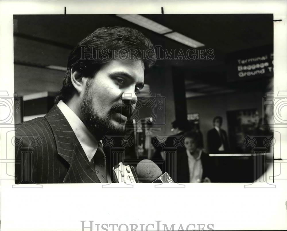 1988 Press Photo Ed Nishnic as he returned from Isrial where he aided his father - Historic Images
