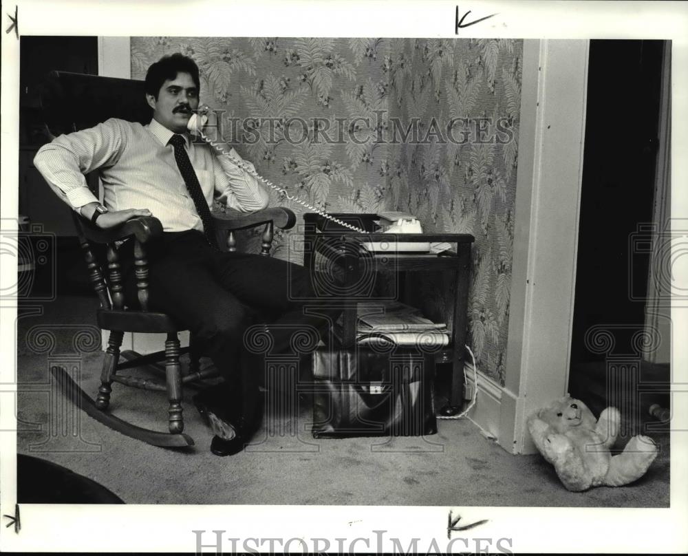 1986 Press Photo Ed Nishnic sets up an appearance on Cable News Network program - Historic Images