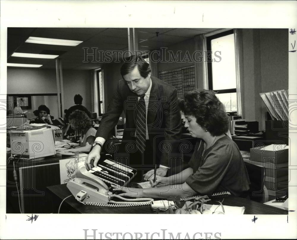 1986 Press Photo Invacare Corp. Pres. Mr. AM Mixon III checks telephone lines - Historic Images