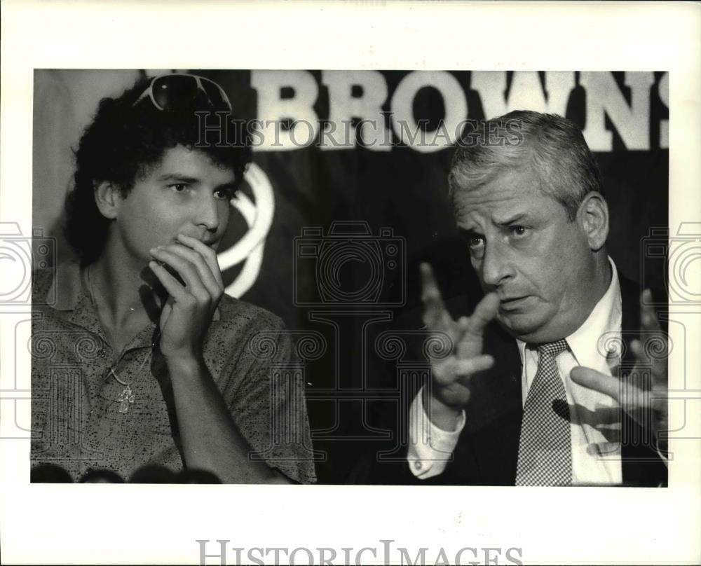 1985 Press Photo Bernie Kosar signs with the Browns - cva33435 - Historic Images