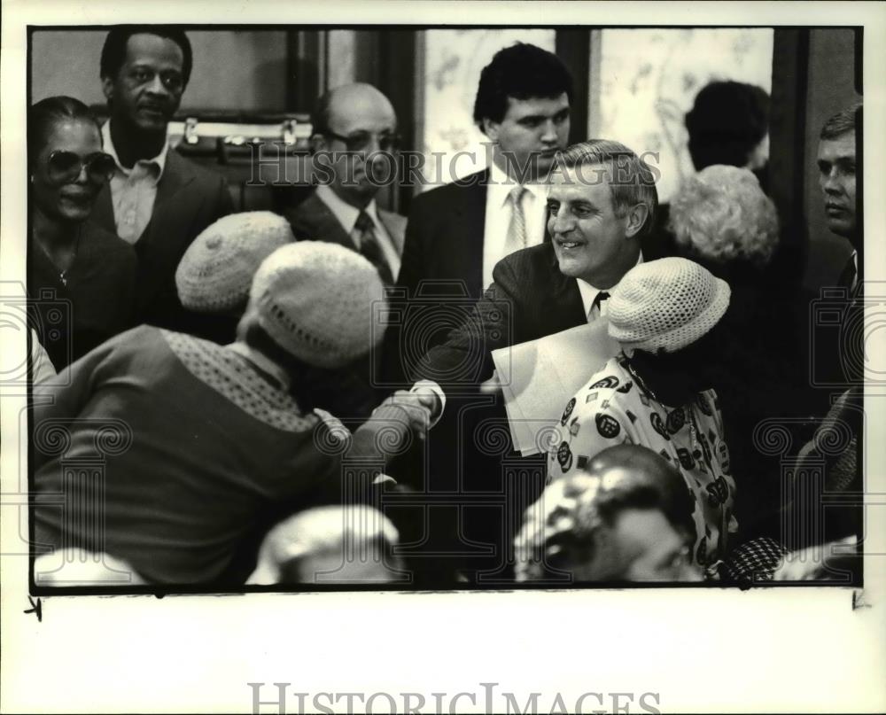 1984 Press Photo Walter Mondale after hearing at City Hall on the federal budget - Historic Images
