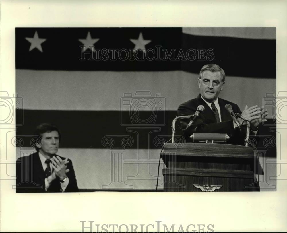 1984 Press Photo Gary Hart &amp; Walter Mondale at Youngstown State University - Historic Images