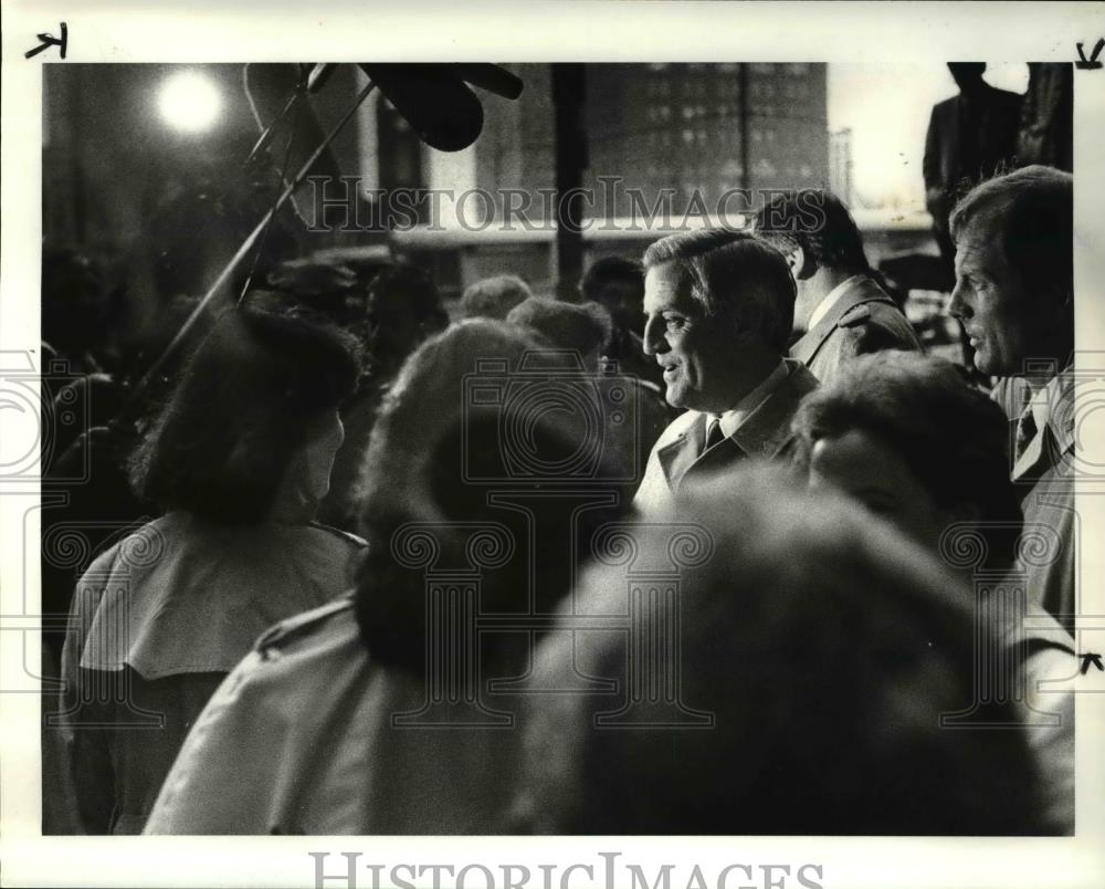 1984 Press Photo Vice Pres. Walter Mondale campaigns in front of Terminal - Historic Images