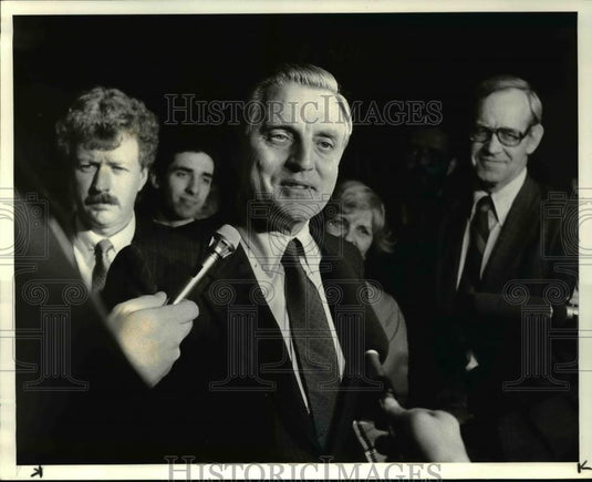 1984 Press Photo Dem. Candidate Walter Mondale arriving at Bond Hotel - Historic Images