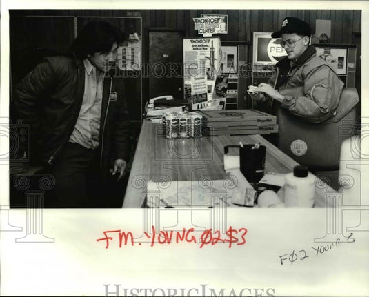 1991 Press Photo Todd Maxwell makes a pizza delivery to Uniroyal Tires in Euclid - Historic Images