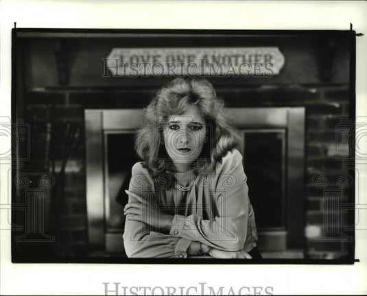 1987 Press Photo Ohio Univ. Virginia Maxwell evicted from city council meeting - Historic Images