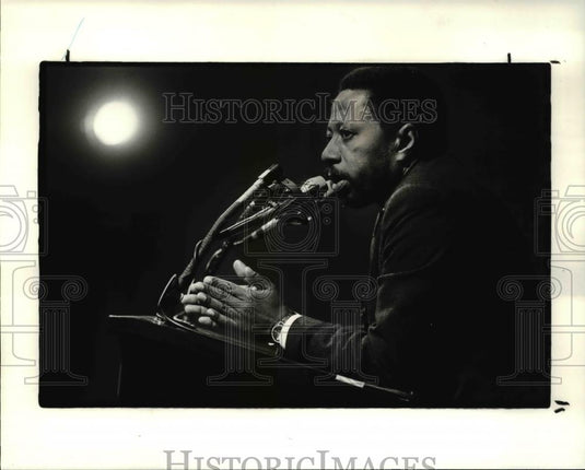 1984 Press Photo Robert C. Maynard, owner of the Oakland Tribune at City Club - Historic Images