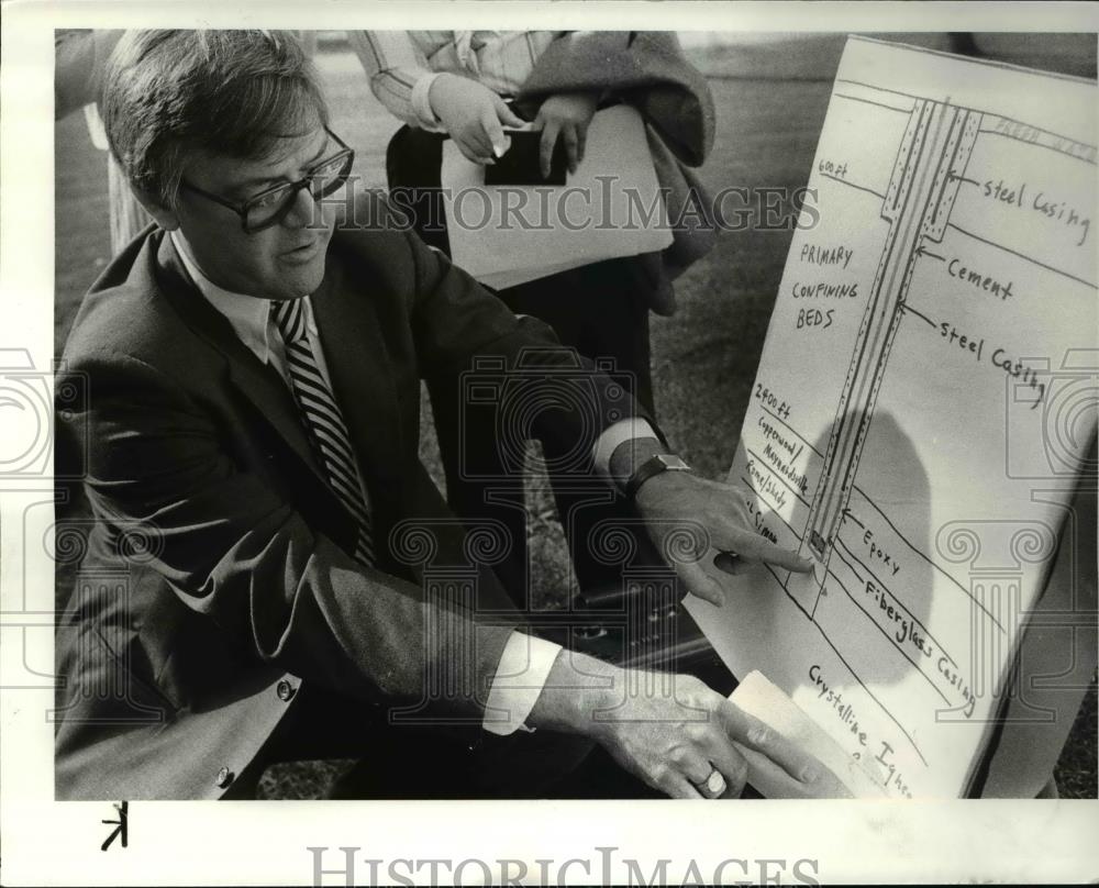 1983 Press Photo Bob Maynard, EPA Head explains leak during news conference - Historic Images